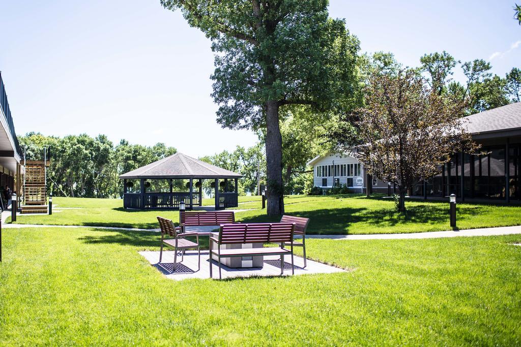 Okoboji Commons Hotel Exterior photo